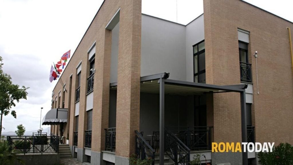 Ponte di Nona, i cittadini protestano contro l'ex hotel occupato