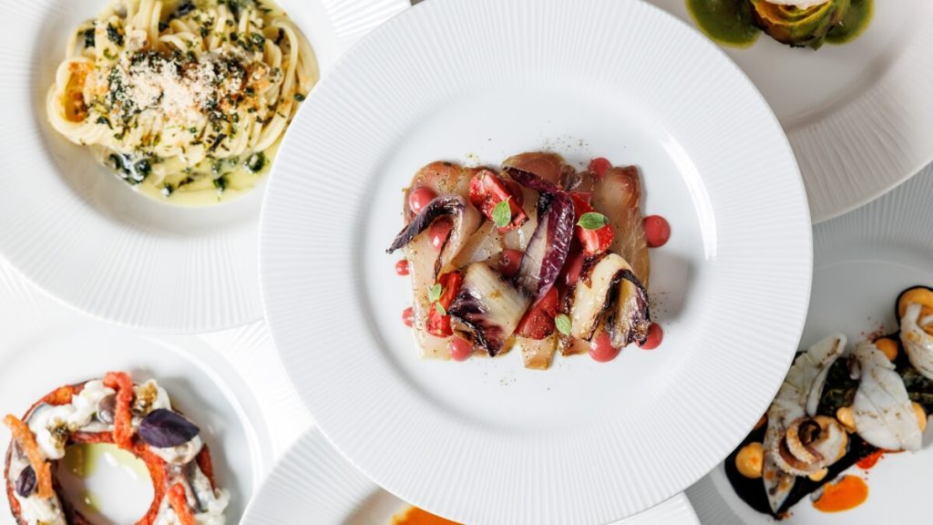 Il ristorante romano che cucina solo pesce alla brace e fa anche il tiramisù affumicato