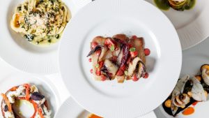 Il ristorante romano che cucina solo pesce alla brace e fa anche il tiramisù affumicato