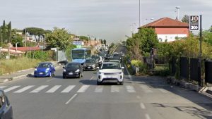 Diciotto incidenti in un anno davanti al ristorante: serve un semaforo pedonale
