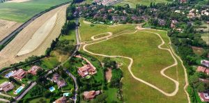 Re in esilio, campi da golf, ville da 400 mq. Vi porto nella fortezza dei ricchi di Roma