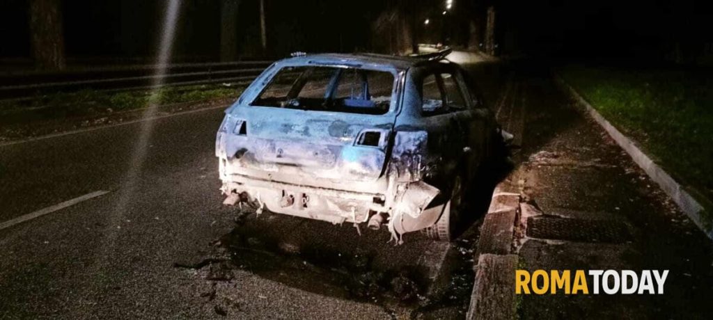 Incendio al Muro Torto: auto rubata prende fuoco in marcia