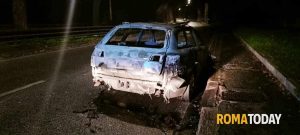 Incendio al Muro Torto: auto rubata prende fuoco in marcia