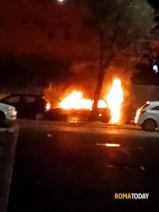 Auto in fiamme davanti al mercato