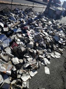 Ostia, incendiata la bancarella dei libri. La comunità si unisce dona altri volumi