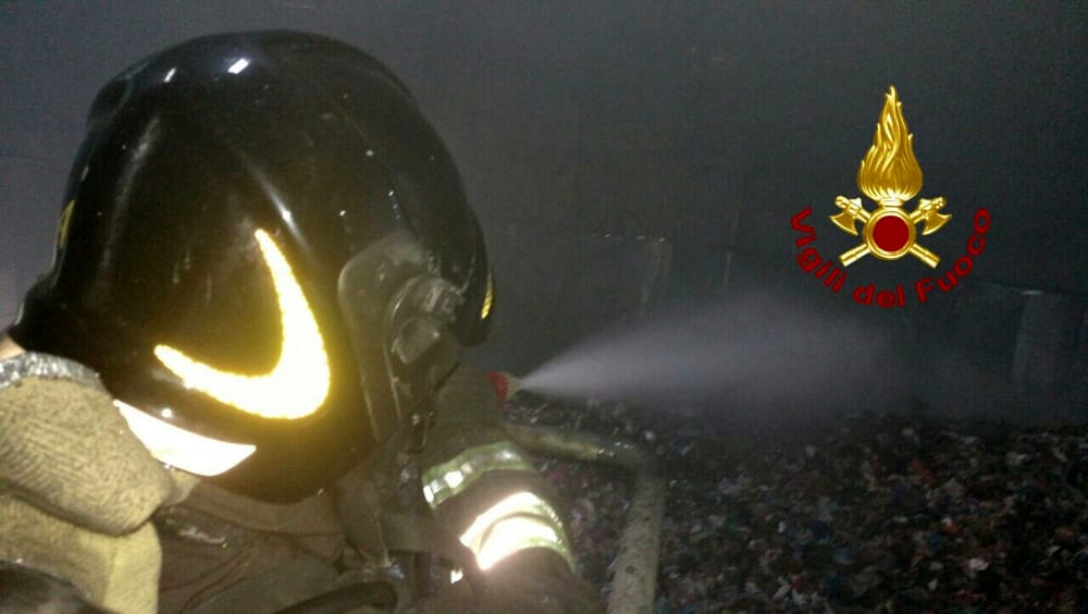 Incendio di Malagrotta, l'allarme dei sindacati per la salute dei vigili del fuoco