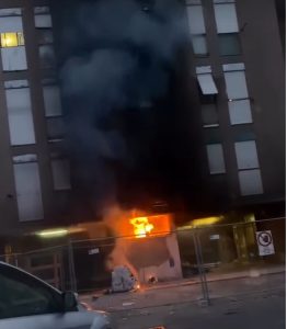 Incendio all'alba: rifiuti in fiamme sotto alle palazzine popolari