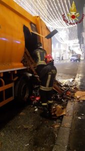Incendio su via del Corso, camion dei rifiuti a fuoco