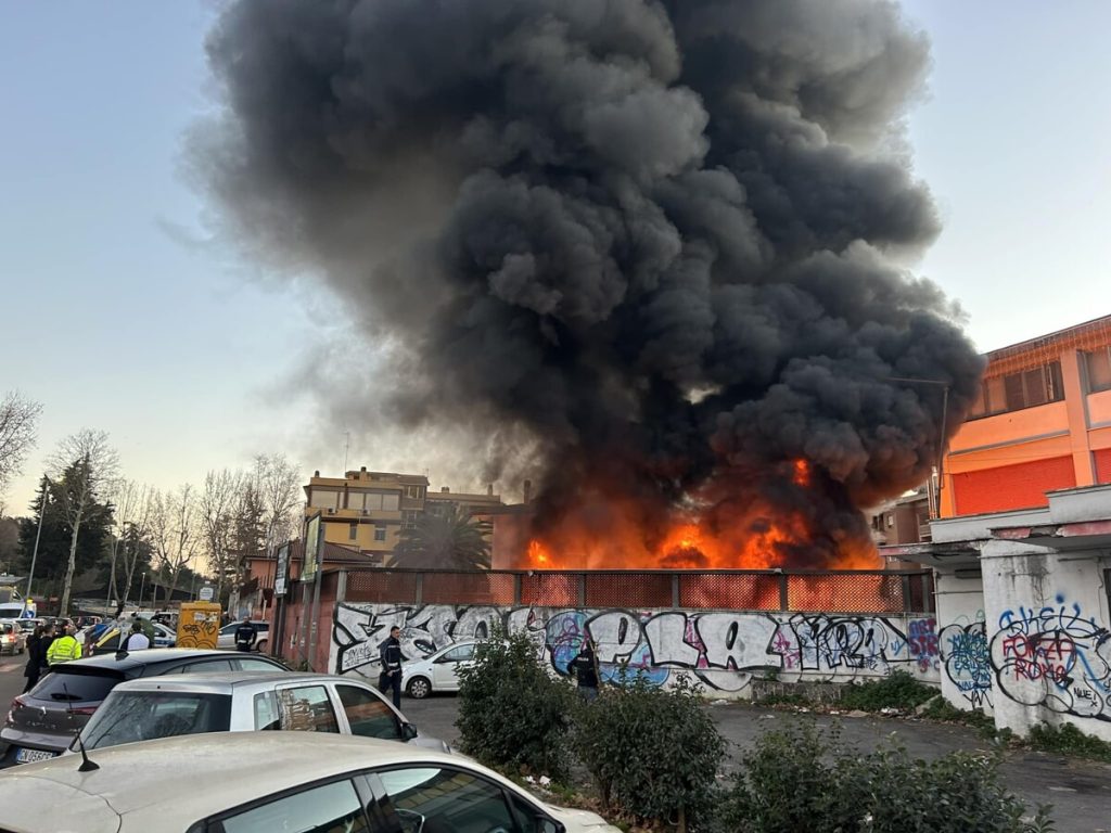 Incendio al Trullo: rifiuti in fiamme nel parcheggio del Conad. Evacuato supermercato