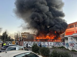 Incendio al Trullo: rifiuti in fiamme nel parcheggio del Conad. Evacuato supermercato
