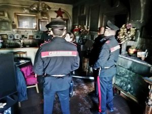 Corto circuito provoca incendio in camera da letto, intossicata una donna di 91 anni