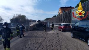 Si ribalta con l'autocisterna e perde il carico: grave il conducente