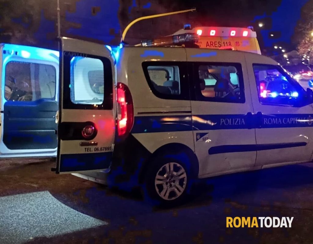 Incidente a Roma, si scontra con auto e finisce contro un albero: morto 27enne