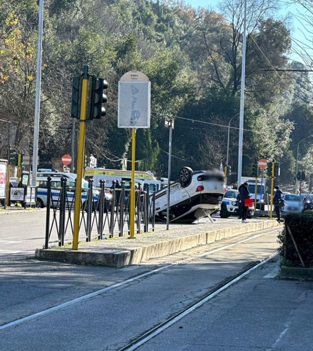Incidente al Flaminio: taxi ribaltato dopo scontro con auto. Due feriti