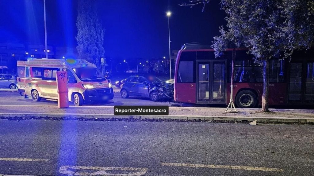Incidente a Porta di Roma: tampona bus con l'auto, poi nasconde le dosi di cocaina in un cestino dei rifiuti