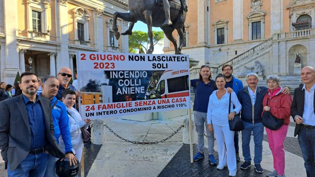 Incendio Colli Aniene, gli sfollati protestano sotto il Parlamento per la mancata proroga del Superbonus 110%