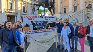 Incendio Colli Aniene, gli sfollati protestano sotto il Parlamento per la mancata proroga del Superbonus 110%