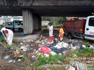 Terminal Anagnina, c’è una discarica sotto al cavalcavia: partita la bonifica