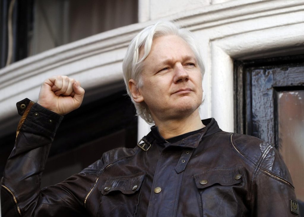 Cittadinanza onoraria a Julian Assange: ok in commissione alla proposta del M5s