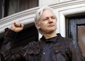 Cittadinanza onoraria a Julian Assange: ok in commissione alla proposta del M5s