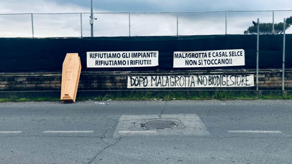 Malagrotta, torna la commissione ecomafie: ad attenderla gli striscioni di protesta