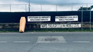 Malagrotta, torna la commissione ecomafie: ad attenderla gli striscioni di protesta