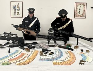 Fucili d'assalto e 2,3 chili di cocaina, scoperto laboratorio clandestino di droga