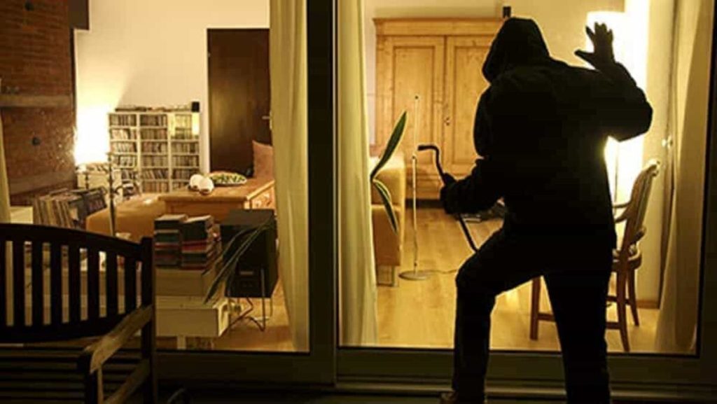 Ladri in casa all'ora di cena, il proprietario li sorprende e finisce aggredito