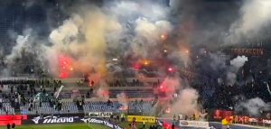 Lazio-Roma, tifoso di 27 anni colpito da un petardo perde l'orecchio