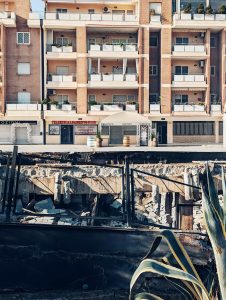 Mezzocammino, dopo l'incendio e i crolli gli abitanti chiedono soluzioni. E spunta un'altra discarica abusiva