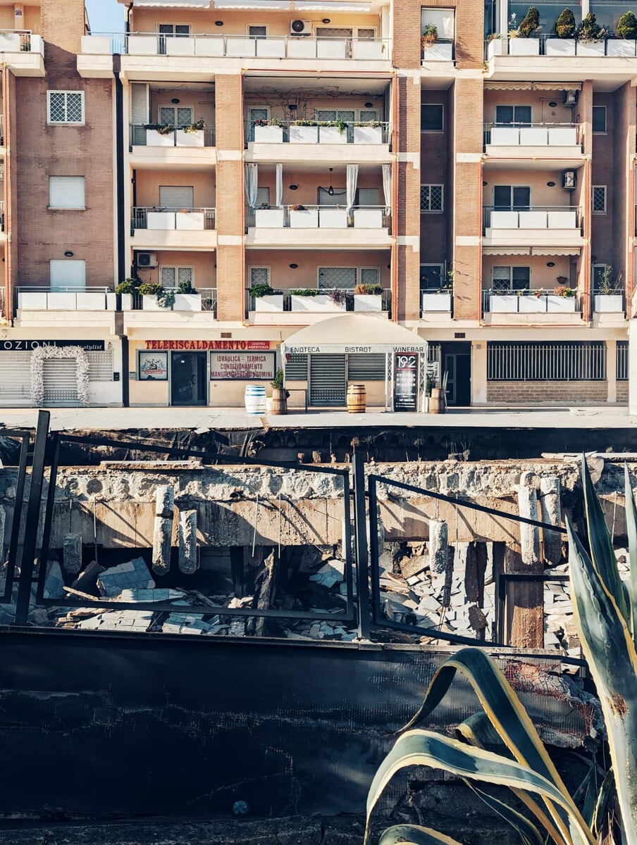 Mezzocammino, dopo l'incendio e i crolli gli abitanti chiedono soluzioni. E spunta un'altra discarica abusiva
