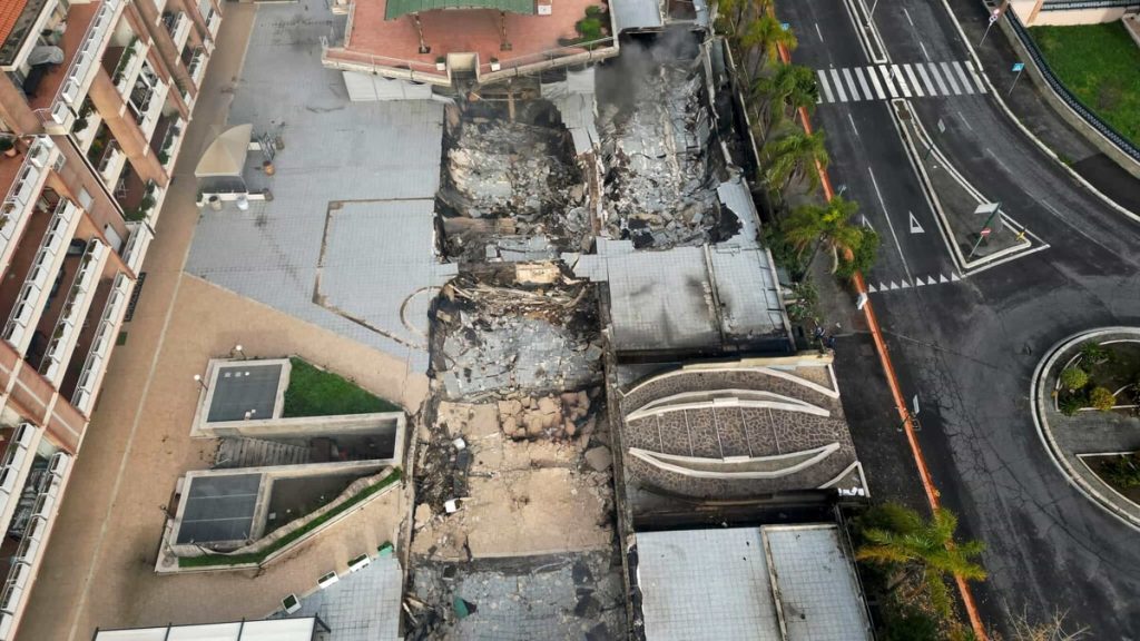 Mezzocammino: una piazza abbandonata, la discarica abusiva, l'incendio. La vita impossibile dei commercianti