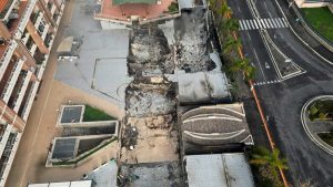 Mezzocammino: una piazza abbandonata, la discarica abusiva, l'incendio. La vita impossibile dei commercianti