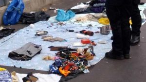 Piazzale Ostiense: al mercato abusivo in vendita giocattoli e abiti raccolti nei cassonetti dei rifiuti