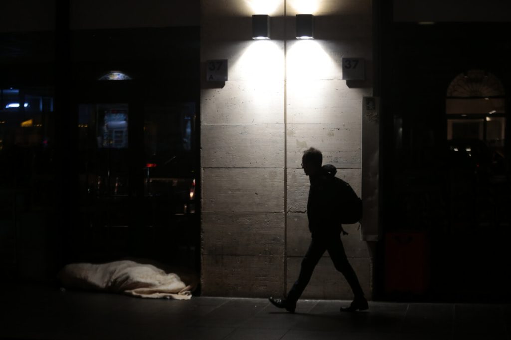 Senza dimora, 18mila interventi in un anno. E a viale Pretoriano ennesimo sgombero