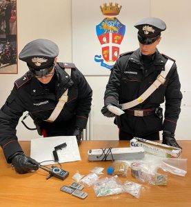 Cristalli di ecstasy, crumble e pistola tascabile: il deposito della droga di tre pusher