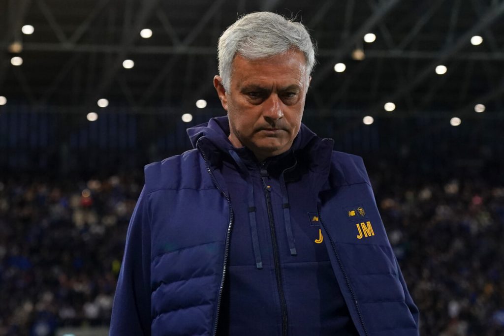 Mourinho esonerato: la reazione dei tifosi sui social