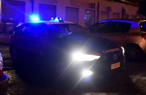 In lite con il vicino di casa minaccia di morte i carabinieri