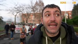 VIDEO | "Giù le mani dalla nostra scuola": genitori e figli in corteo contro il dimensionamento scolastico