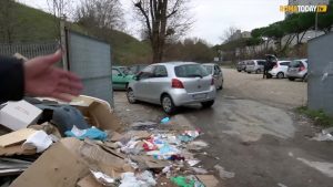VIDEO | Spesa con vista monnezza: una discarica abusiva all'interno dell'area di mercato