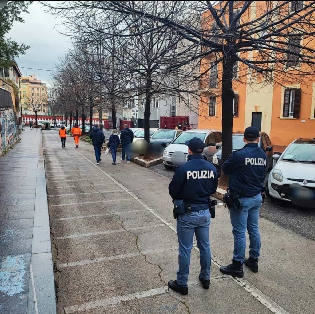 Operazione anti-degrado a San Lorenzo. Via tende e giacigli vicino all'università