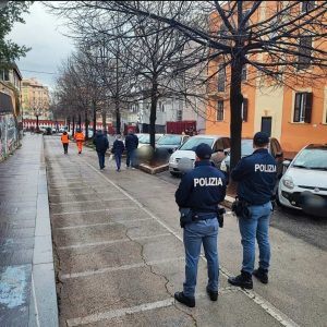 Operazione anti-degrado a San Lorenzo. Via tende e giacigli vicino all'università