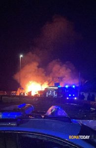 Incendio a Ostia, paura all'Idroscalo: abitazioni avvolte dalle fiamme