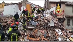 Esplosione vicino Roma, crolla una palazzina di due piani. Forse una fuga di gas