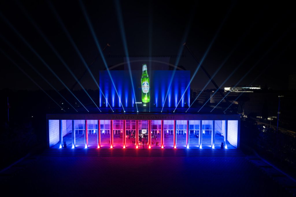 Peroni Nastro Azzurro annuncia la partnership globale con Ferrari: lo spettacolo nella notte a Roma