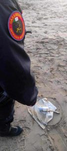 Petardo inesploso in spiaggia, intervengono gli artificieri