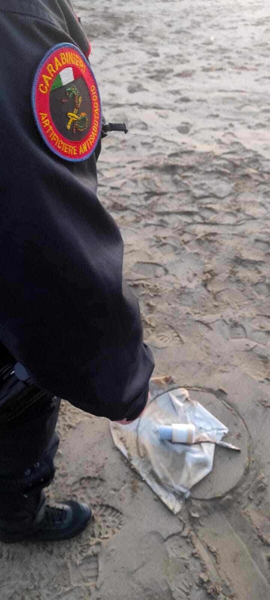 Petardo inesploso in spiaggia, intervengono gli artificieri