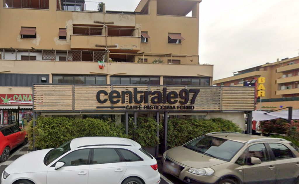 Furto con scasso al bar pasticceria: banda in fuga con soldi, sigarette e gratta & vinci