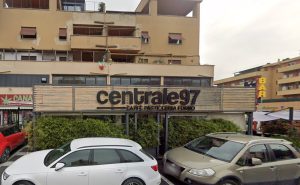 Furto con scasso al bar pasticceria: banda in fuga con soldi, sigarette e gratta & vinci