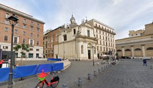 Precipita da una finestra mentre fa le pulizie, grave una colf